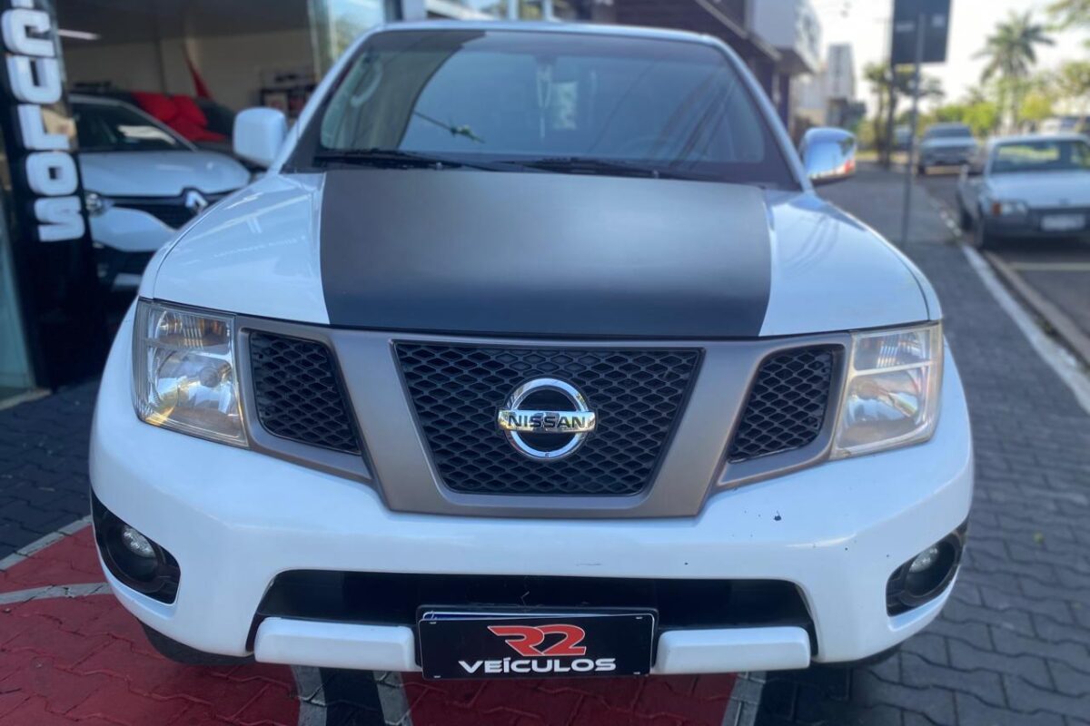 NISSAN-FRONTIER-S-CD-4X4-2.5-TB-DIESEL-COMPLETA-MANUAL-BRANCA-2014-2015 (1)