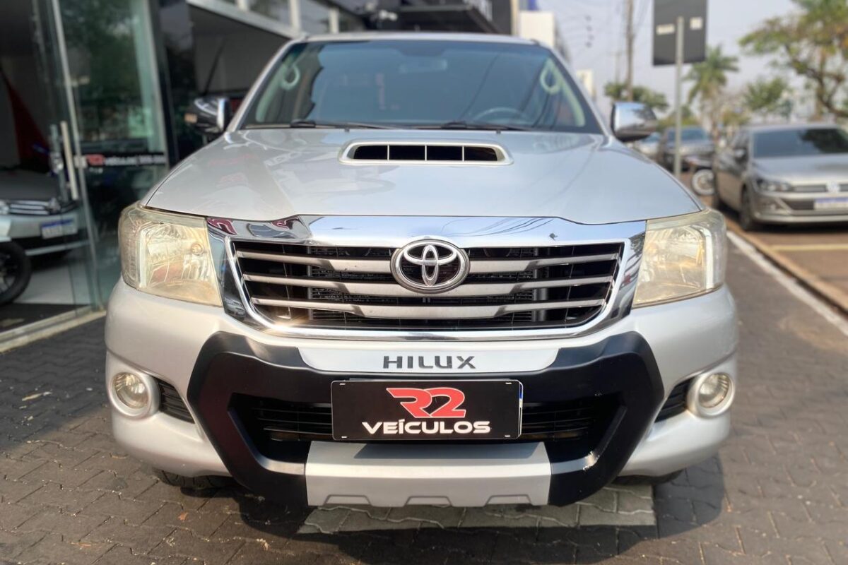 TOYOTA-HILUX-CD-SRV-4X4-D4-D-3.0-TDI-DIESEL-COMPLETA-AUTOMÁTICA-PRATA-2012-2013 (1)