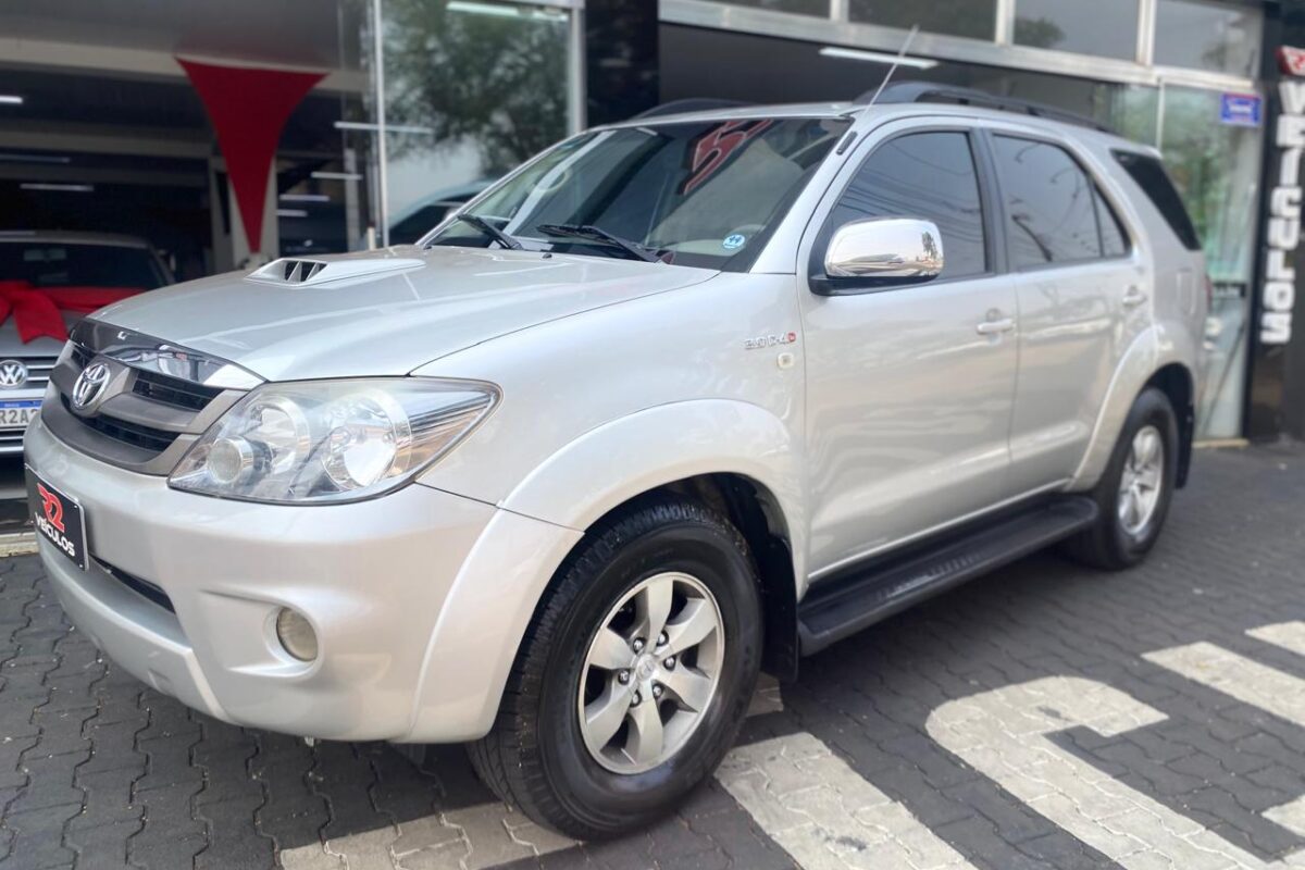 TOYOTA-HILUX-SW4-SRV-4X4-D4-D-3.0-TDI-DIESEL-AUTOMÁTICA-COMPLETA-PRATA-2007-2008 (1)