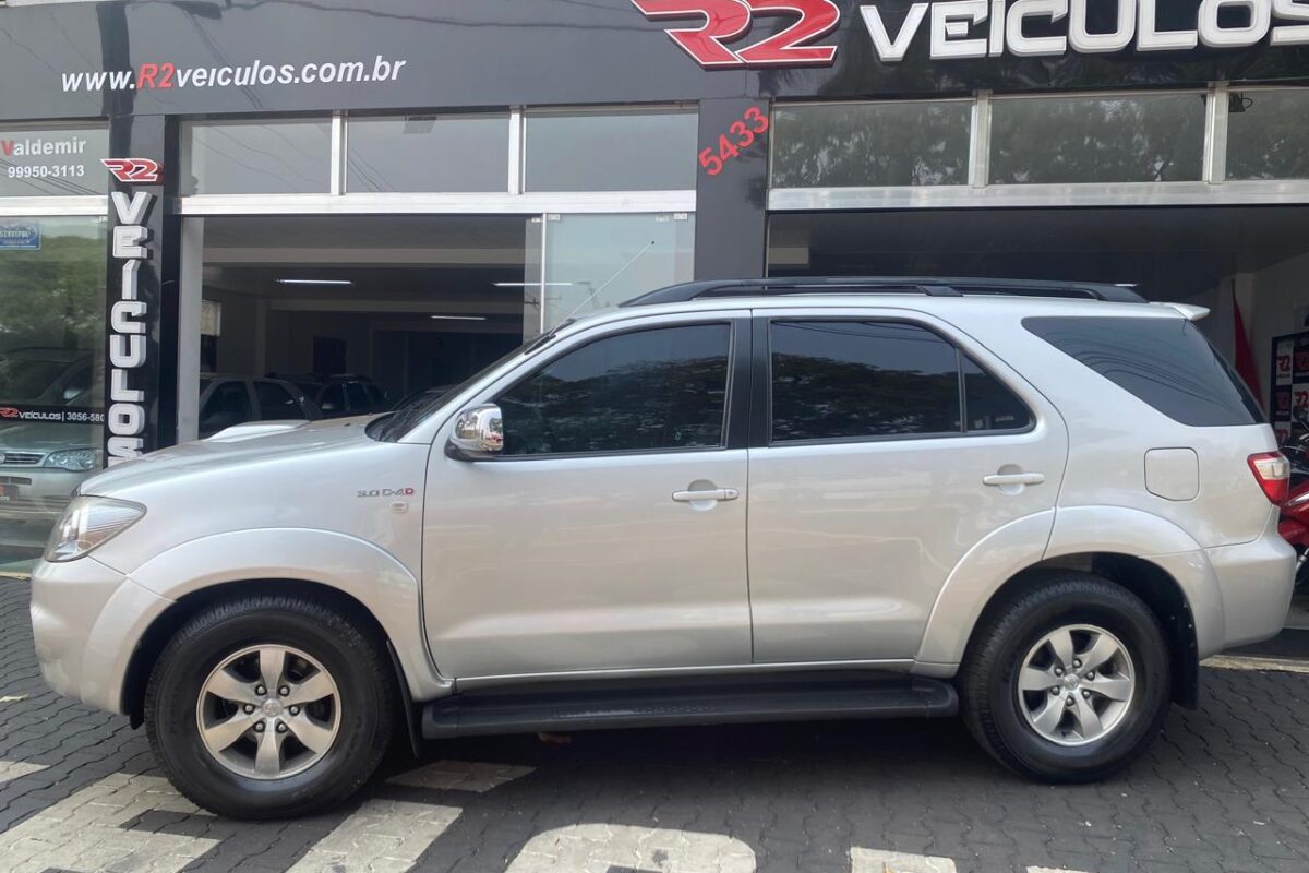 TOYOTA-HILUX-SW4-SRV-4X4-D4-D-3.0-TDI-DIESEL-AUTOMÁTICA-COMPLETA-PRATA-2007-2008 (2)