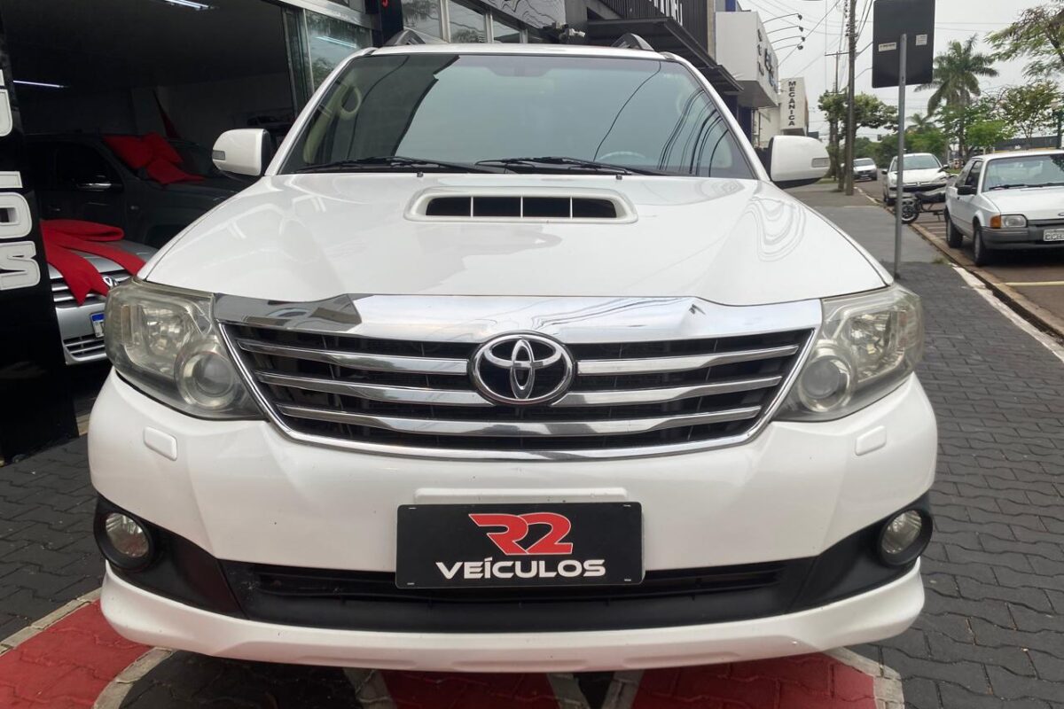 TOYOTA-HILUX-SW4-SRV-D4-D-4X4-3.0-TDI-AUTOMÁTICA-BRANCA-2014-2014 (1)