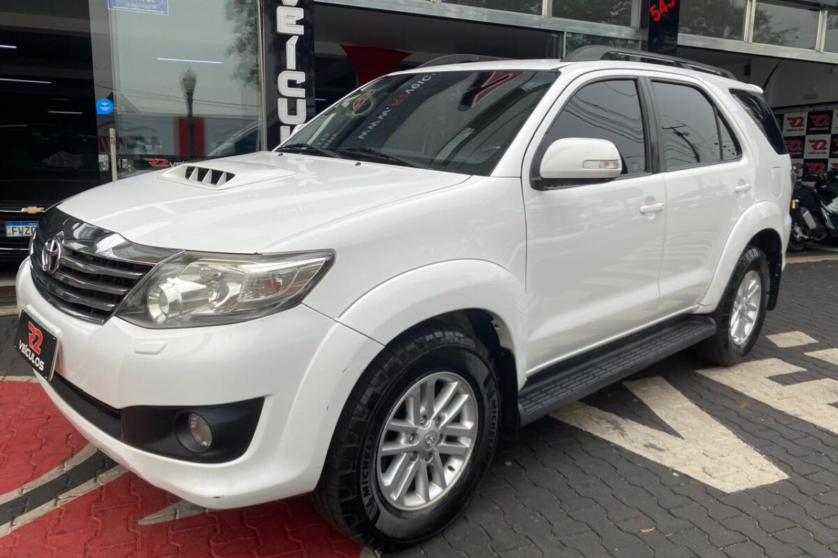 TOYOTA-HILUX-SW4-SRV-D4-D-4X4-3.0-TDI-AUTOMÁTICA-BRANCA-2014-2014 (2)