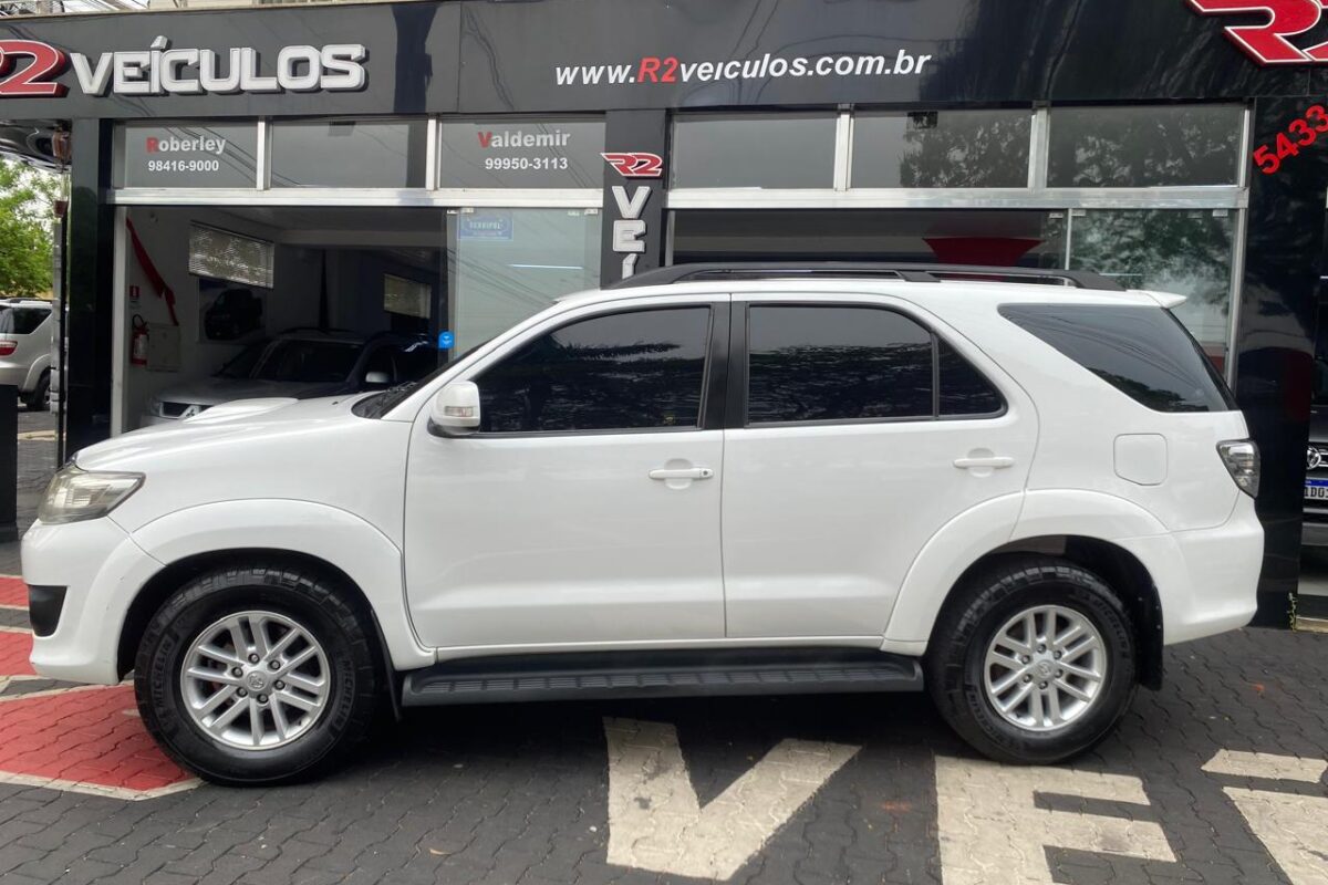 TOYOTA-HILUX-SW4-SRV-D4-D-4X4-3.0-TDI-AUTOMÁTICA-BRANCA-2014-2014 (3)